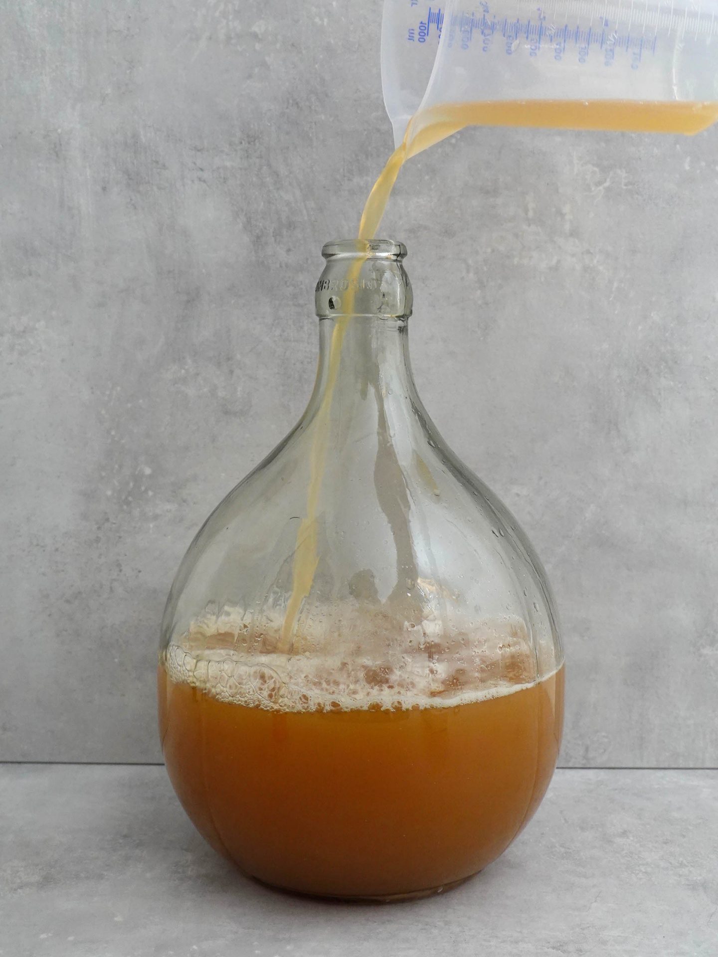 The mead is filled into the fermentation balloon