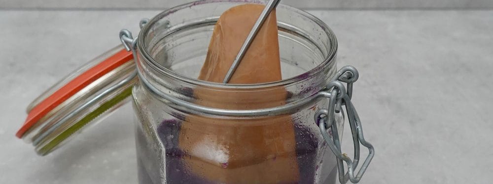 Die SCOBY wird aus dem Bügelglas genommen