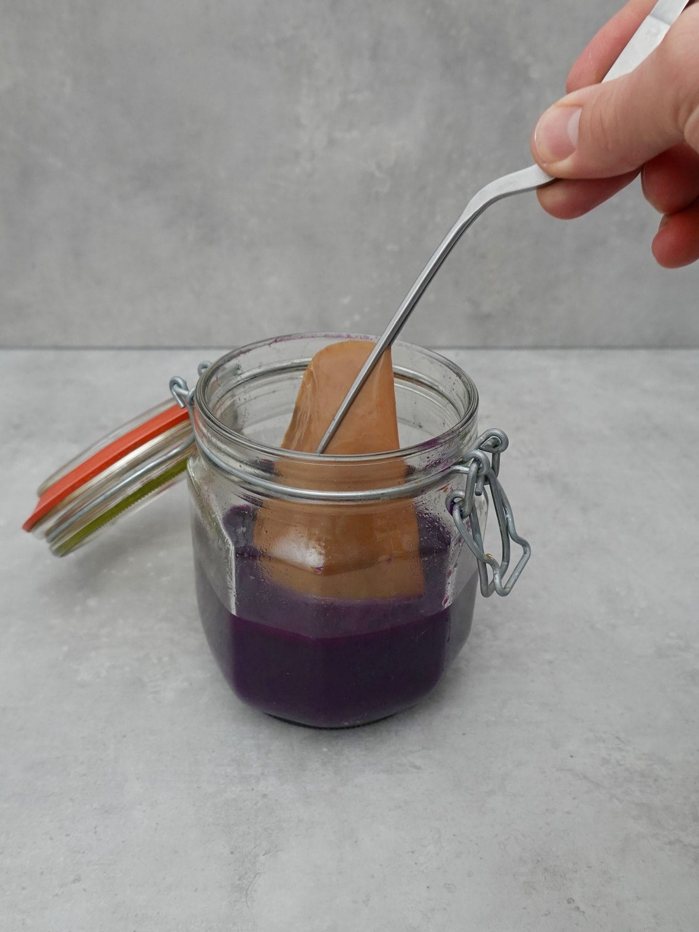 Rotkohl Kombucha - Die SCOBY wird aus dem Bügelglas genommen