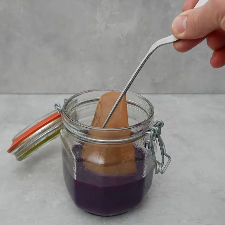 Die SCOBY wird aus dem Bügelglas genommen