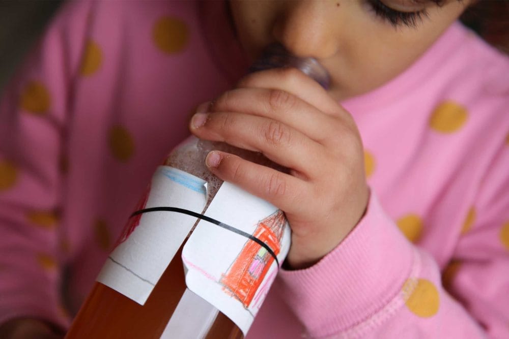 Ausflug zum Apfelhof: Ein Kind probiert bei MILK. Mahlzeit den ersten Schluck Apfelsaft