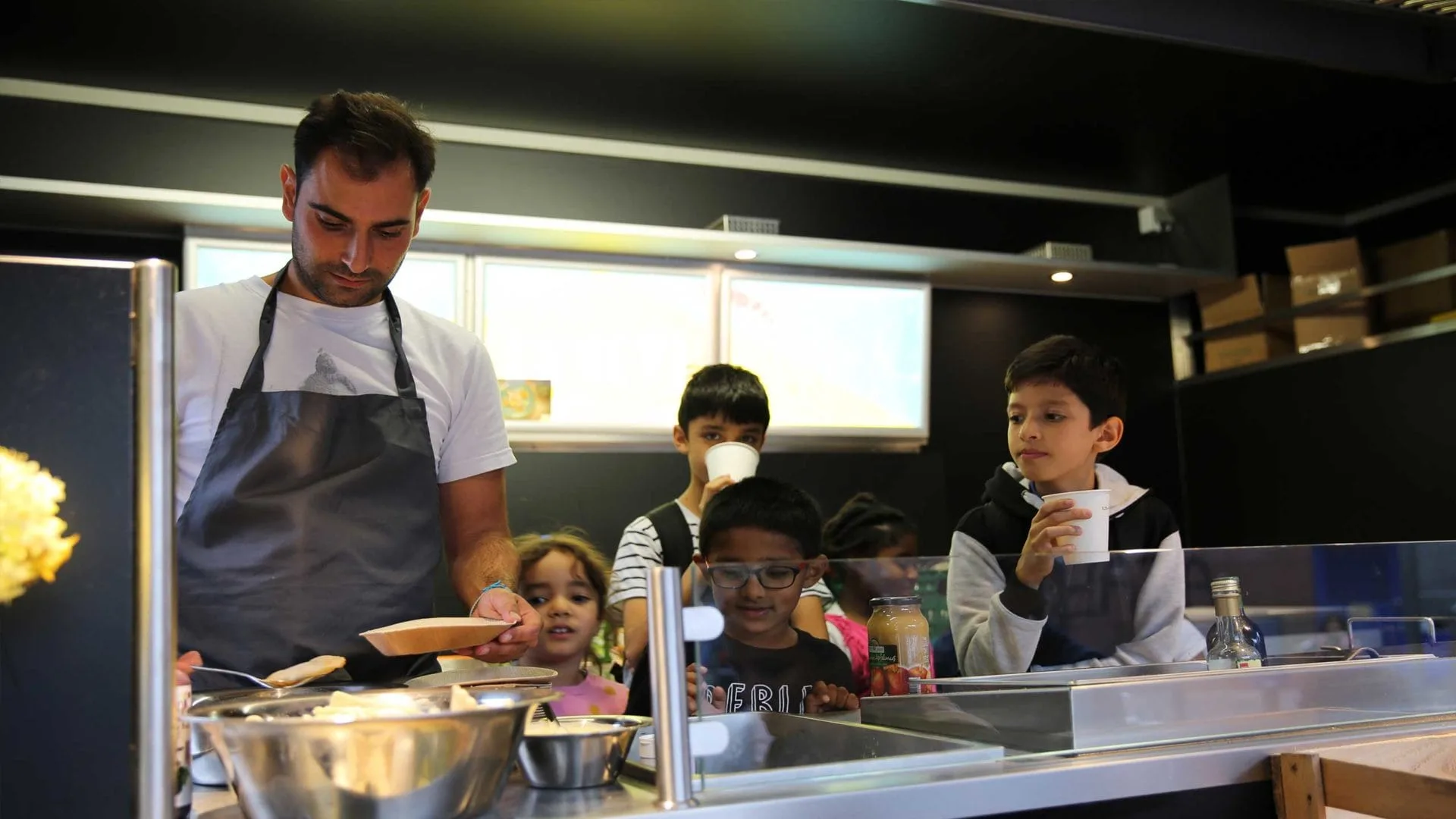 Ausflug zum Apfelhof: MILK. Mahlzeit überrascht vor der Arche Frankfurt mit Snacks aus dem FoodTruck.