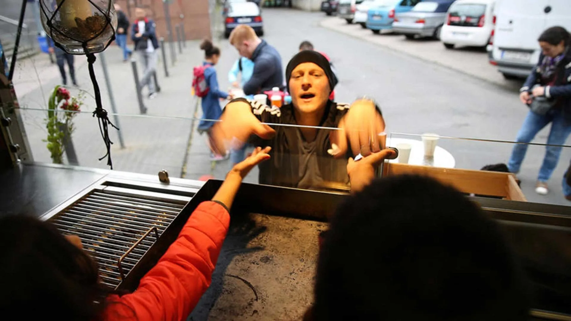 Ausflug zum Apfelhof: Im MILK. Foodtruck beweisen die Kinder ihr Verkaufstalent.