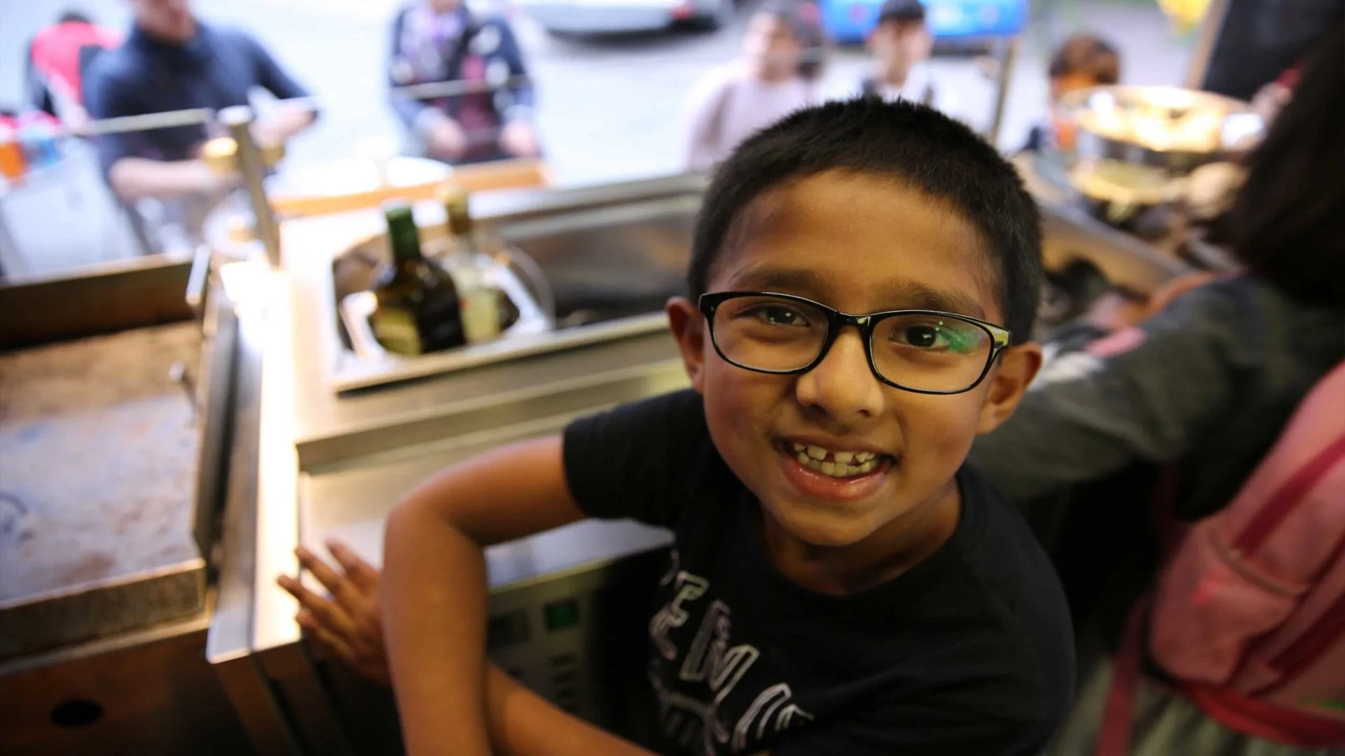 Ausflug zum Apfelhof: Manche Kinder erkunden den MILK. FoodTruck auch gern von innen.