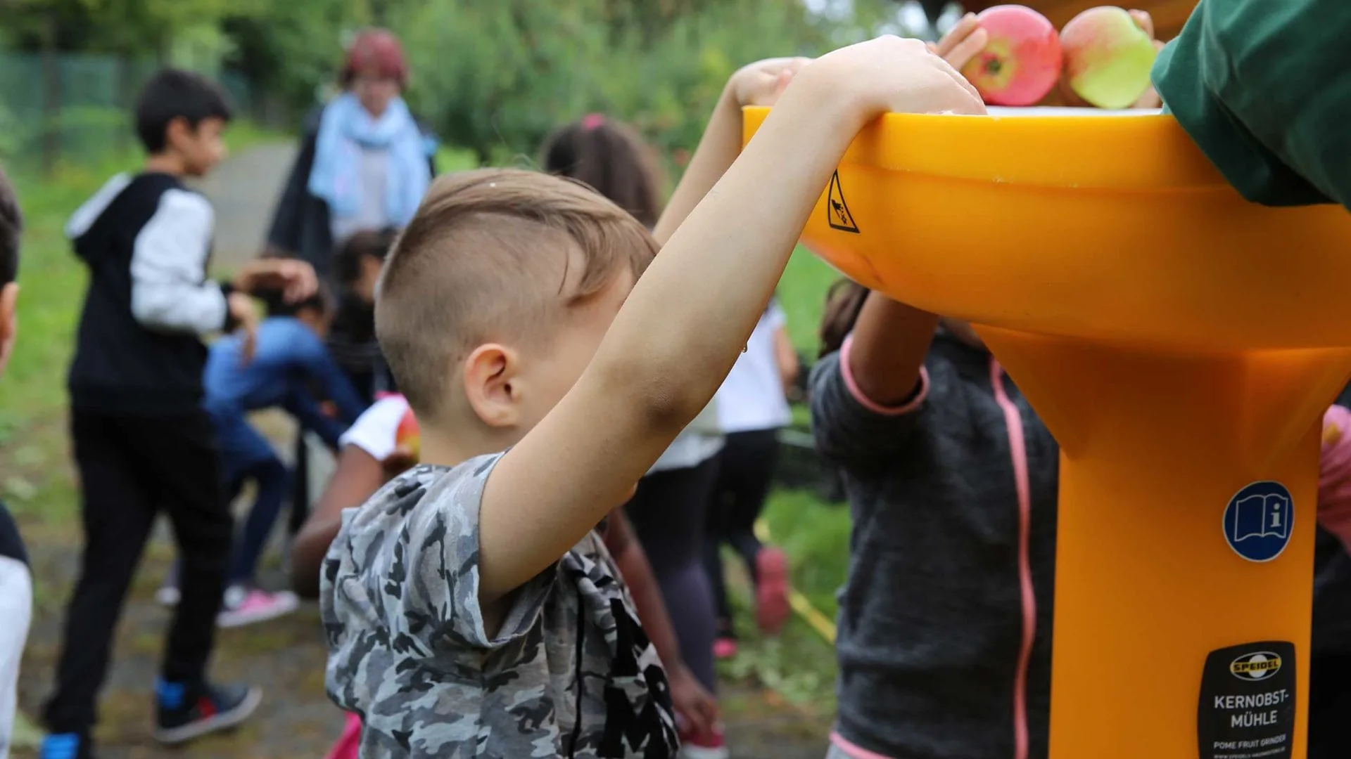 Ausflug zum Apfelhof: Milk Aktion Mahlzeit auf dem Apfelhof. Oben kommen die Äpfel rein unten kommt der Saft raus.