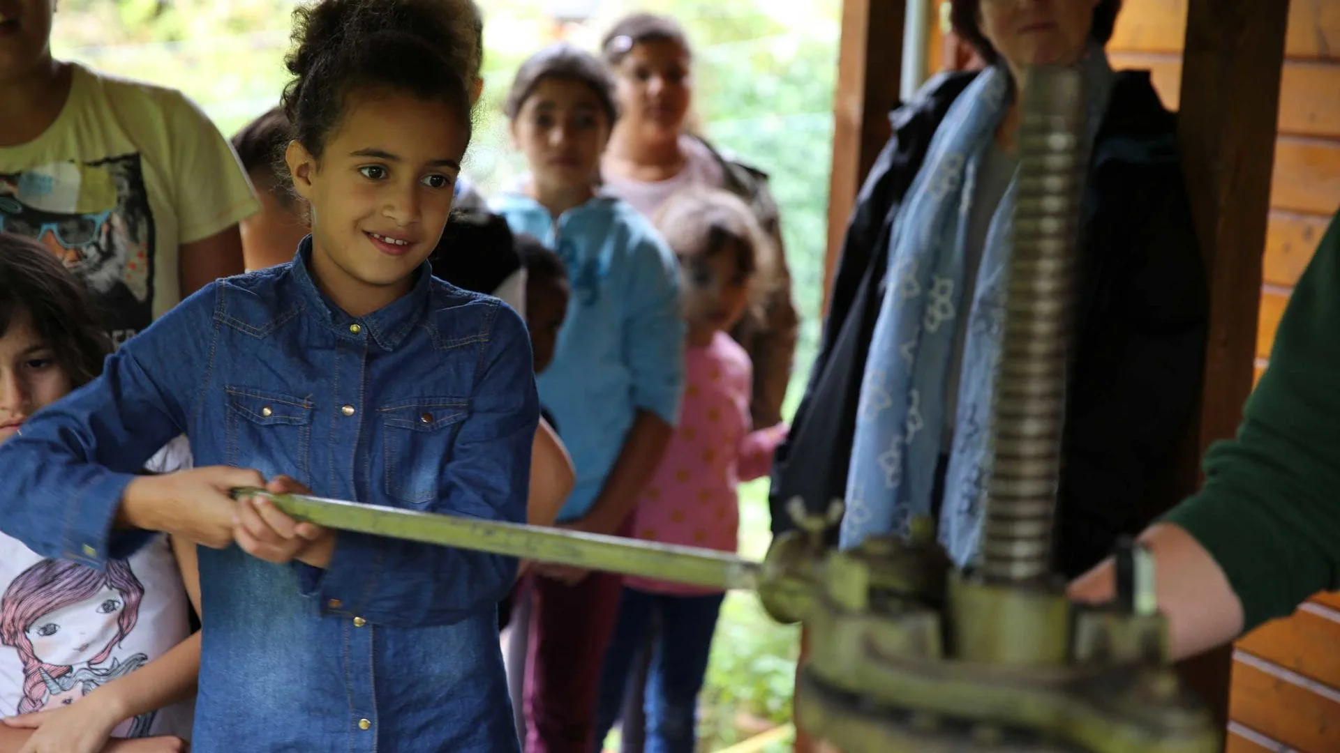 Ausflug zum Apfelhof: Abwechselnd dürfen die Kinder die Streuobst-Äpfel pressen.