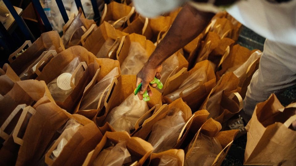 Bread for the Ark - Aktion Mahlzeit. The children not only receive a baking mix to combat boredom, but also a little Easter bunny. 