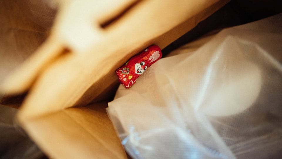 Action Meal. The children not only receive a baking mix to combat boredom, but also a little Easter bunny. 