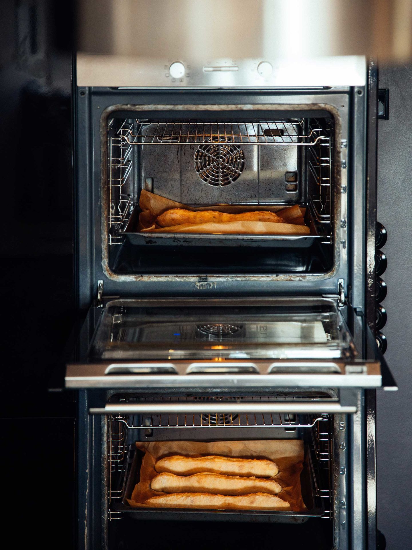 Brot für die Arche - Goldbraune Baguettes im Ofen.