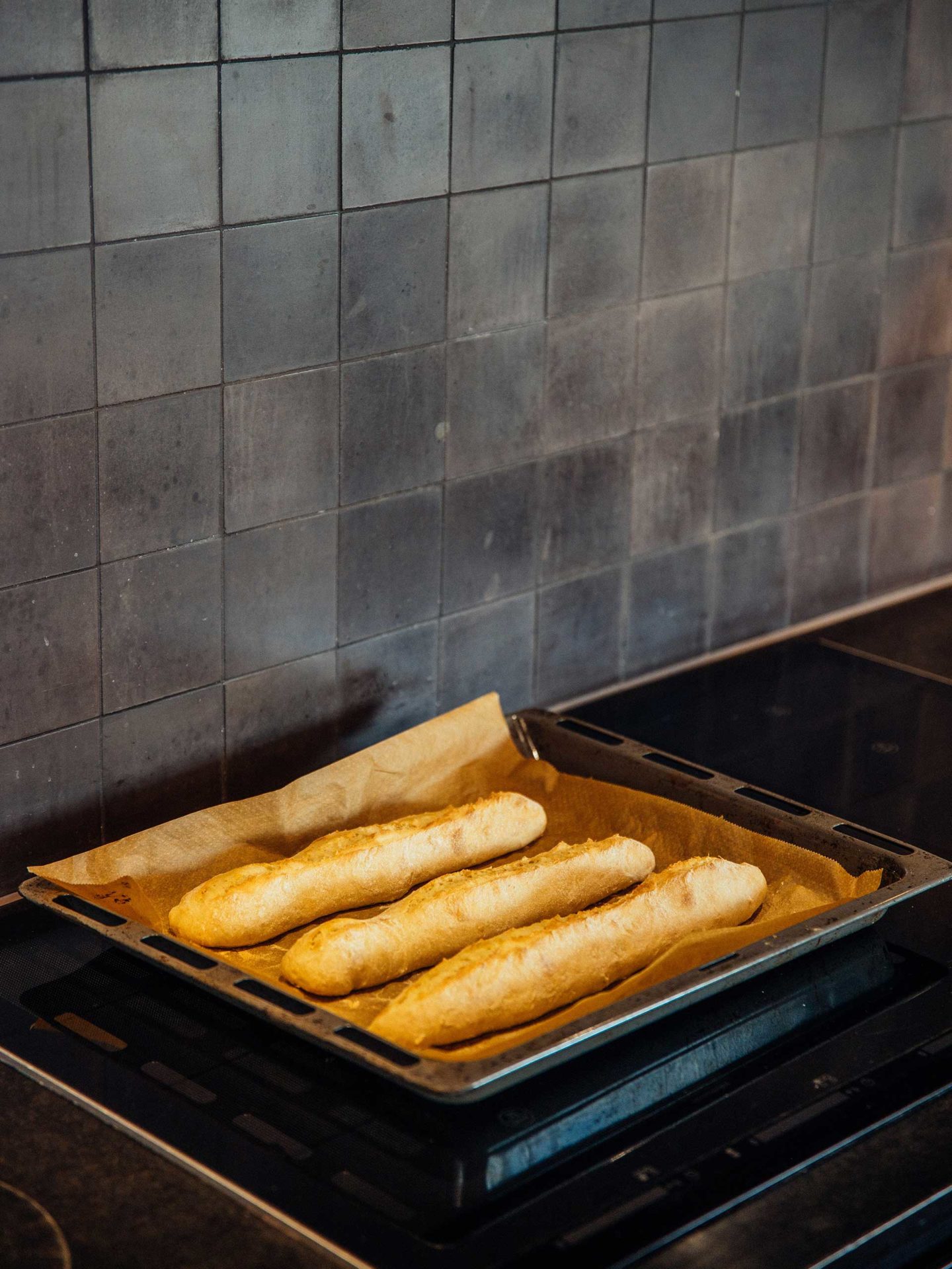 Brot für die Arche - Baguettes auf einem Backblech. Goldbraun gebacken.