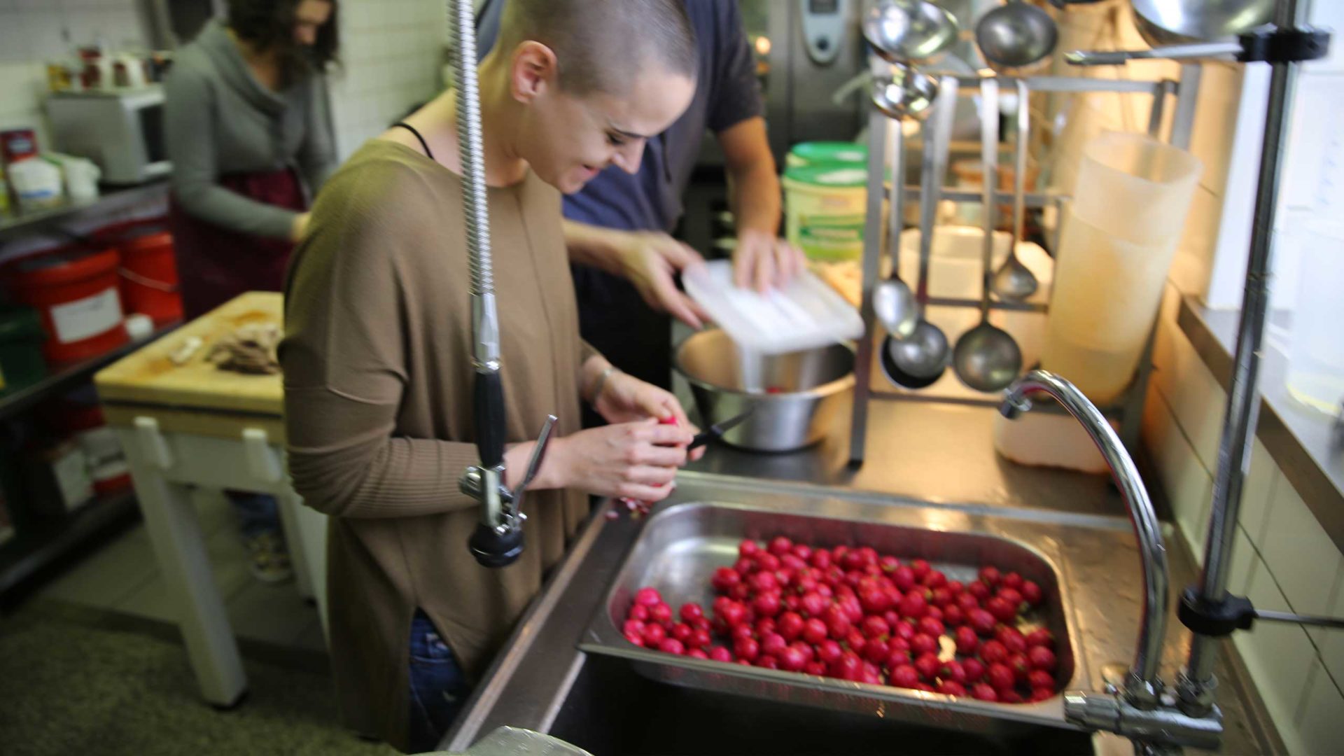Grie Soß in Griesheim: In der Küche der Arche Frankfurt werden Erdbeeren geschnitten.