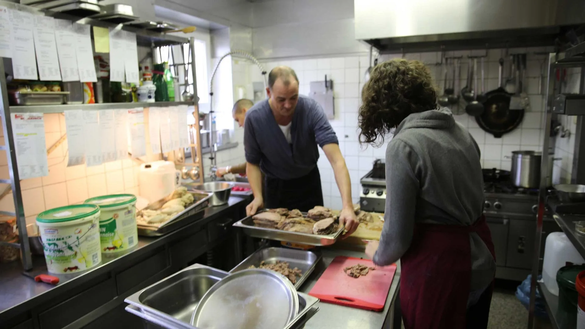 Grie Soß in Griesheim: Gemeinsam wird der Tafelspitz vorbereitet.