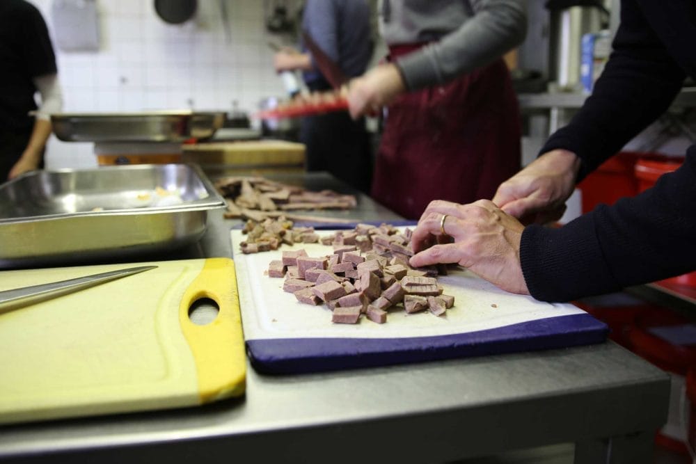 Grie Soß in Griesheim: In der Küche wird Tafelspitz zum Grüne-Soße-Gericht zubereitet.