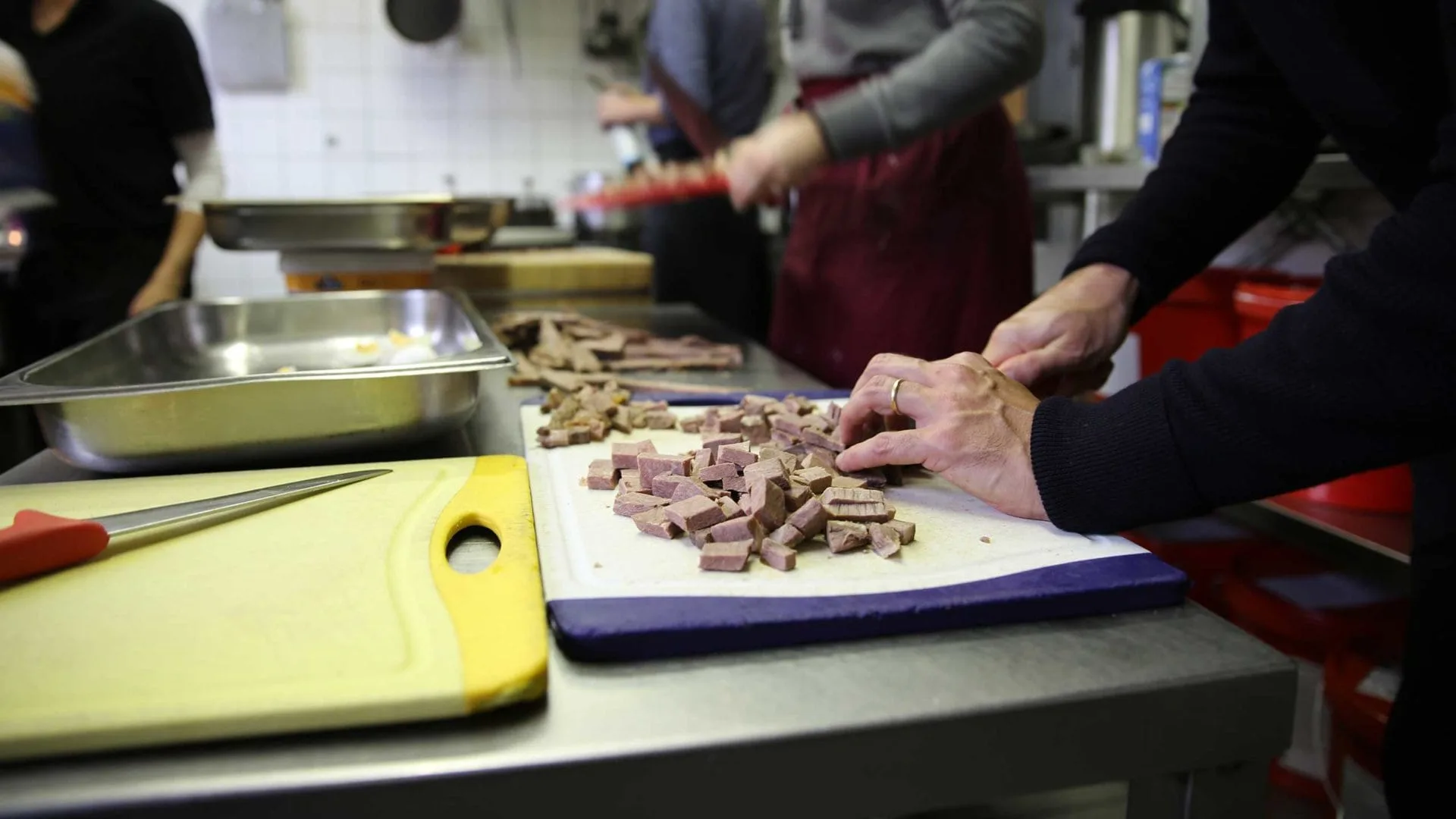 Grie Soß in Griesheim: In der Küche wird Tafelspitz zum Grüne-Soße-Gericht zubereitet.