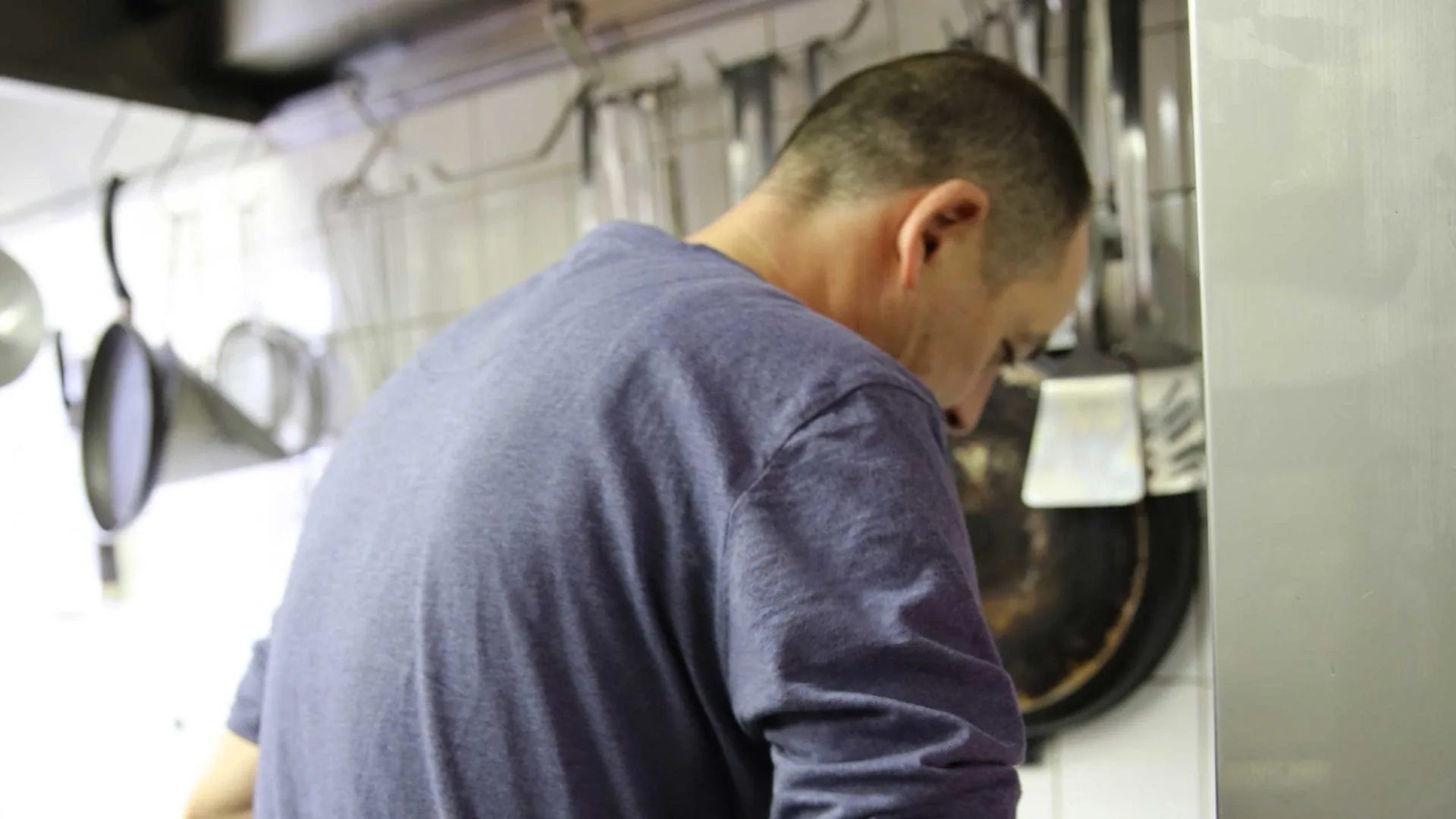 Grie Soß in Griesheim: Ein Mitarbeiter der Arche Frankfurt ist in den Essensvorbereitungen.