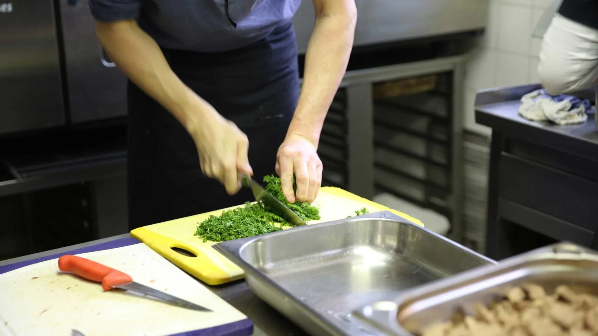 Grie Soß in Griesheim: Für die Frankfurter Grüne Soße werden eifrig Kräuter geschnitten.