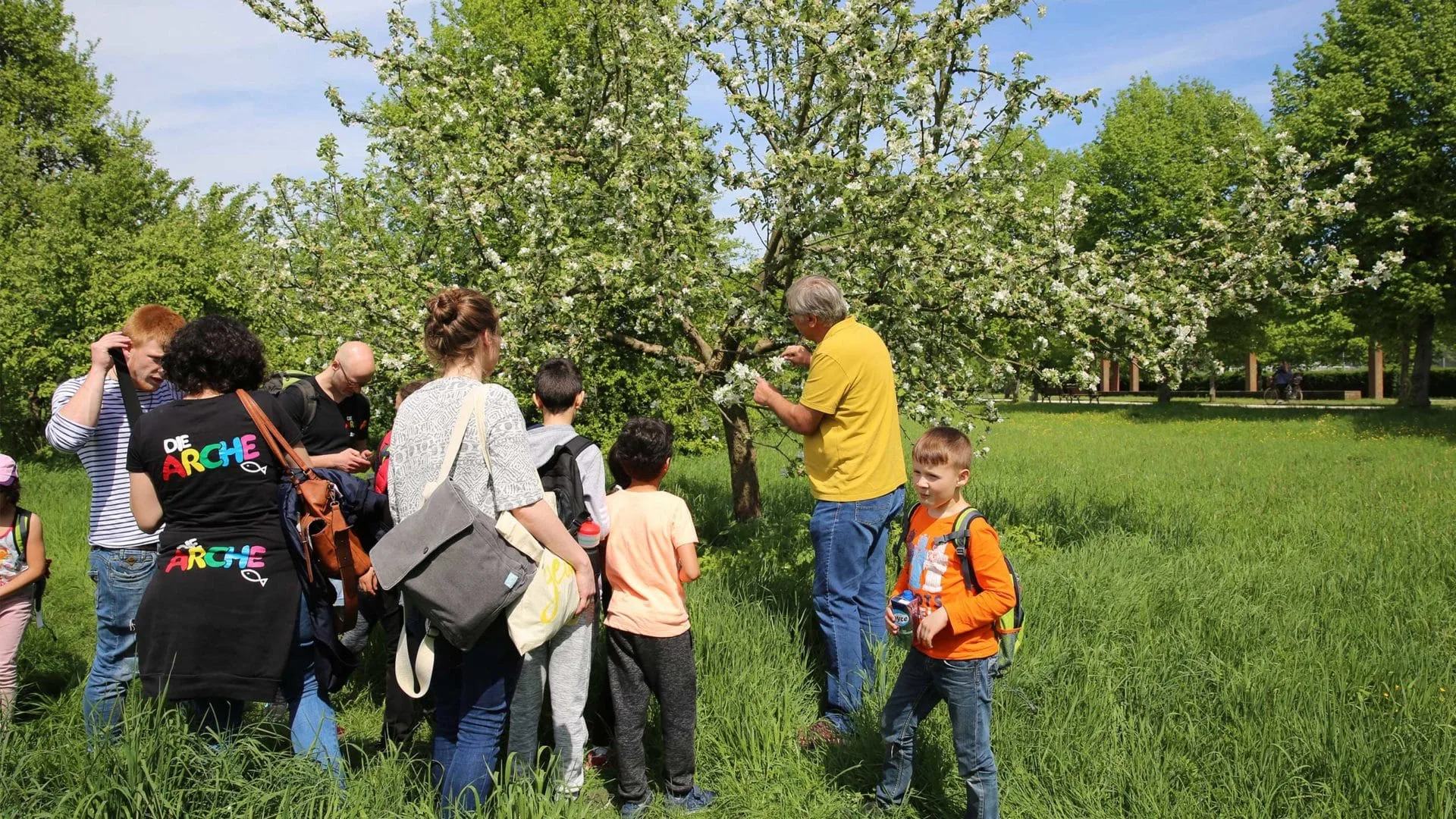 Aktion Mahlzeit bei den Imkern. Die Kinder bekommen eine Einführung in die Welt des Honigs und sind super begeistert dabei. So macht lernen Spaß.