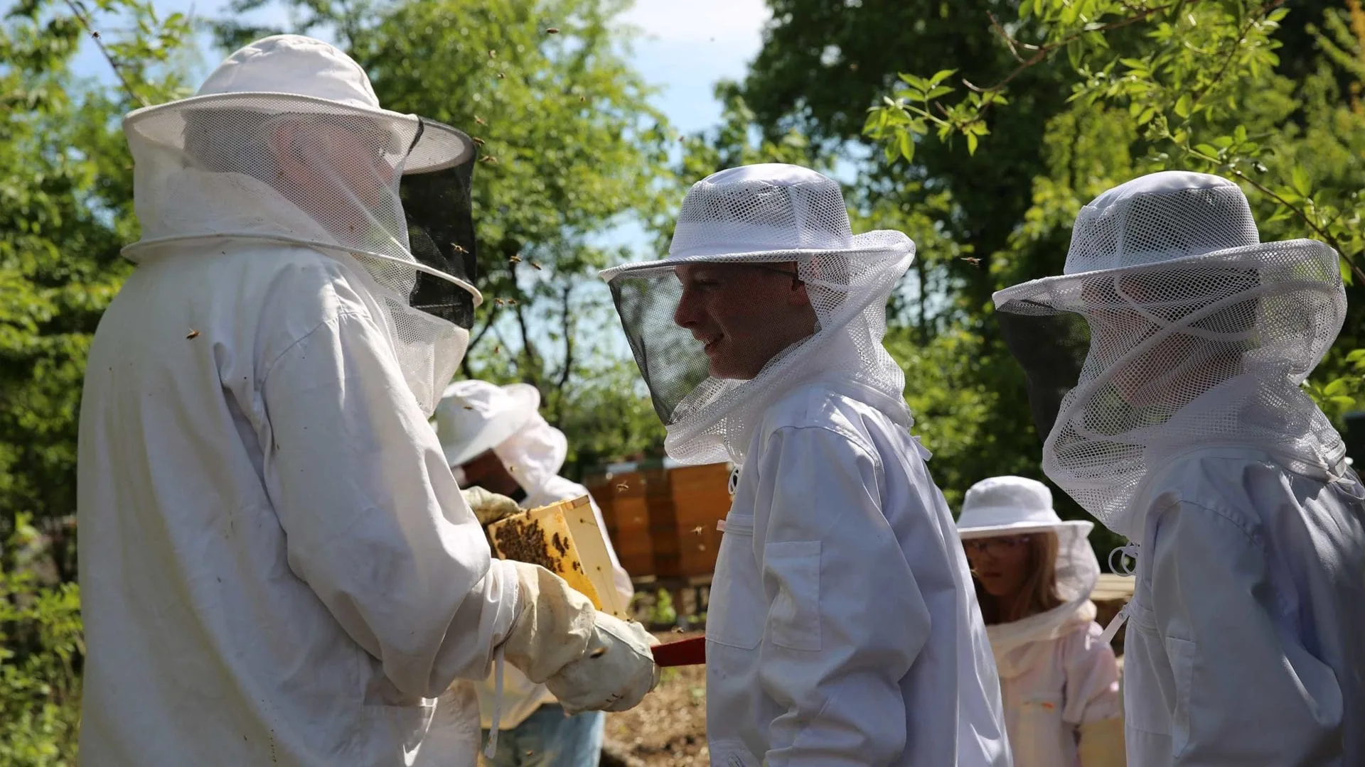 Bienenlehrpfad: Aktion Mahlzeit bei den Imkern. Die Kinder dürfen in echte Imkeranzüge anziehen und kommen ganz nah an die Bienen heran.