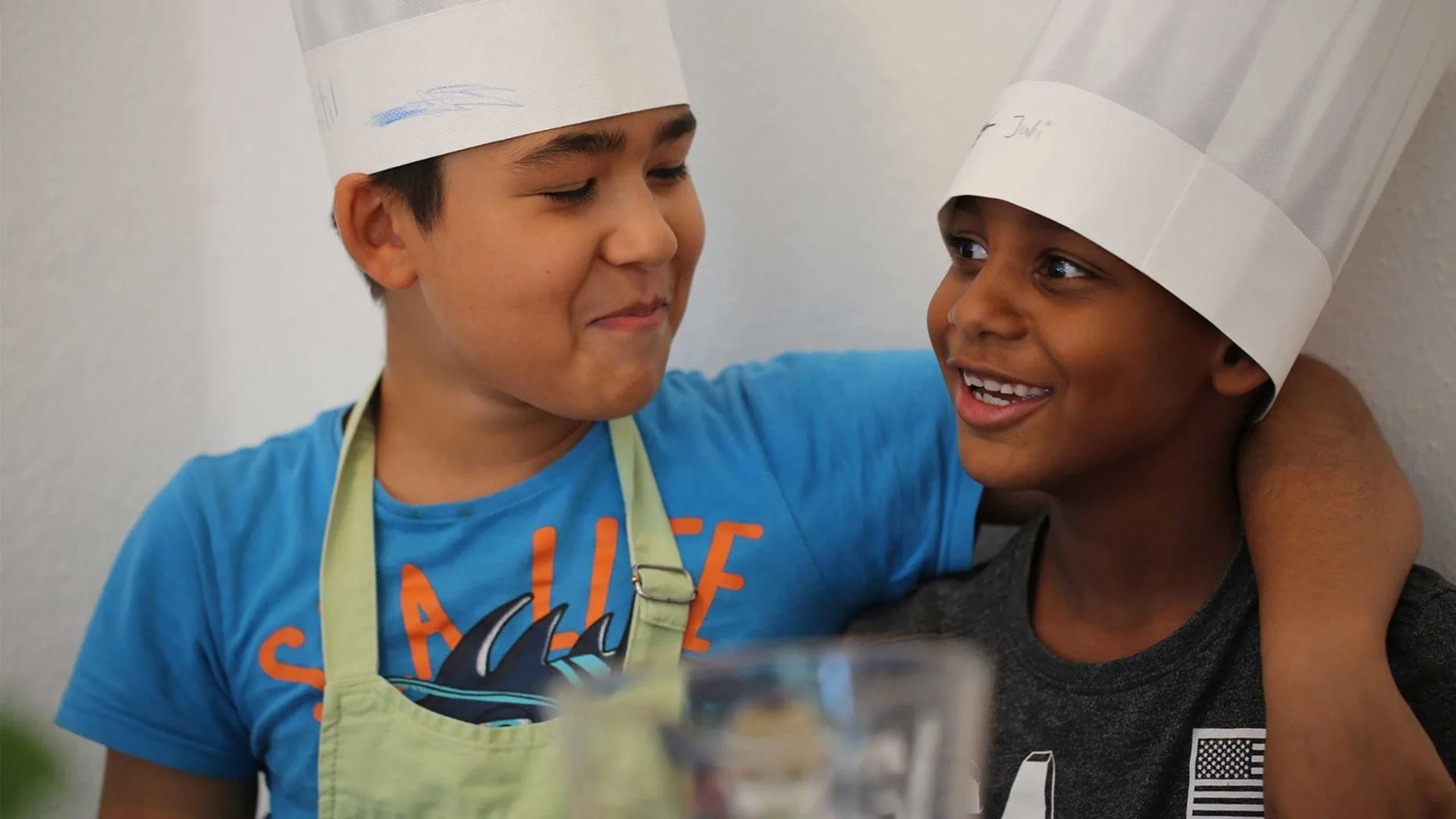 Kochen und Backen verbindet. Die Kinder verstehen sich untereinander super.