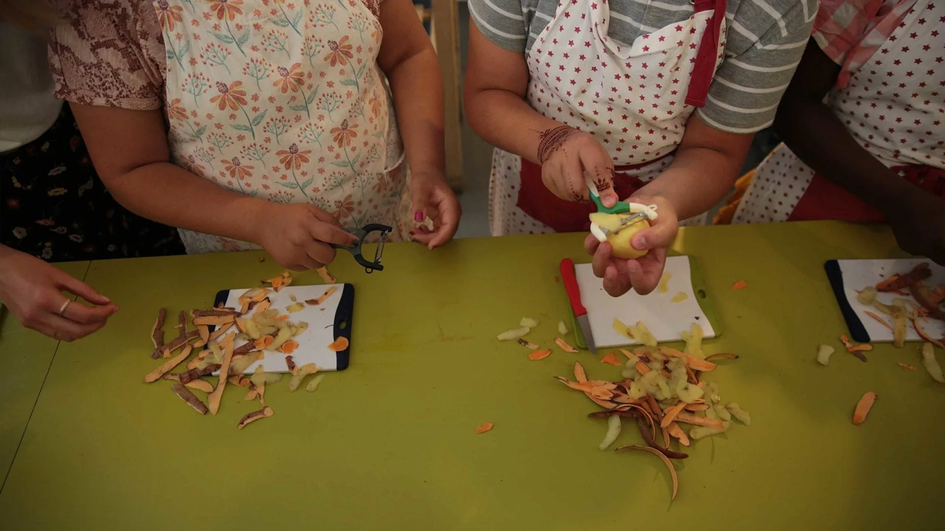 Es wird nciht nur gebacken sonder auch gekocht. Die Kids lernen wie man richtig Kartoffeln schält.