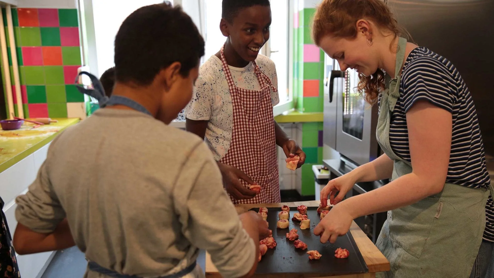 Aktion Mahlzeit. Die Kinder haben super viel Spaß beim Backen.