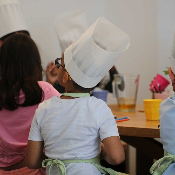 Aktion Mahlzeit. Die Kinder beim Frühstücken.