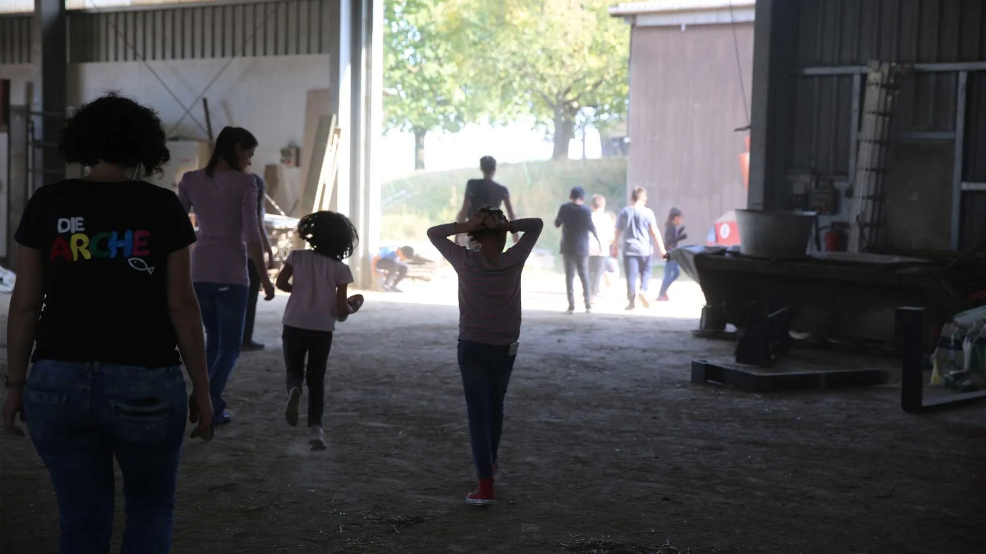Aktion Mahlzeit auf dem Milchhof. Die Kinder kommen ganz nah an die Kühe heran und können diese sogar füttern.
