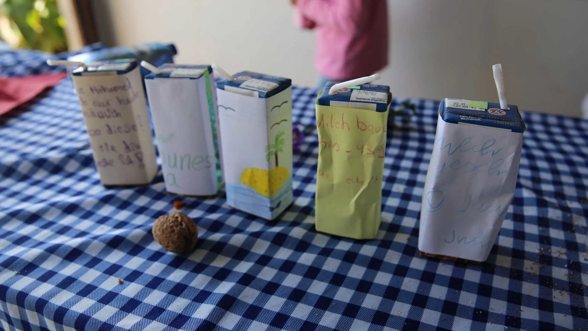 Aktion Mahlzeit auf dem Milchhof. Die Kinder dürfen ihre eigene Milchverpackung gestalten. und sind super kreativ unterwegs.