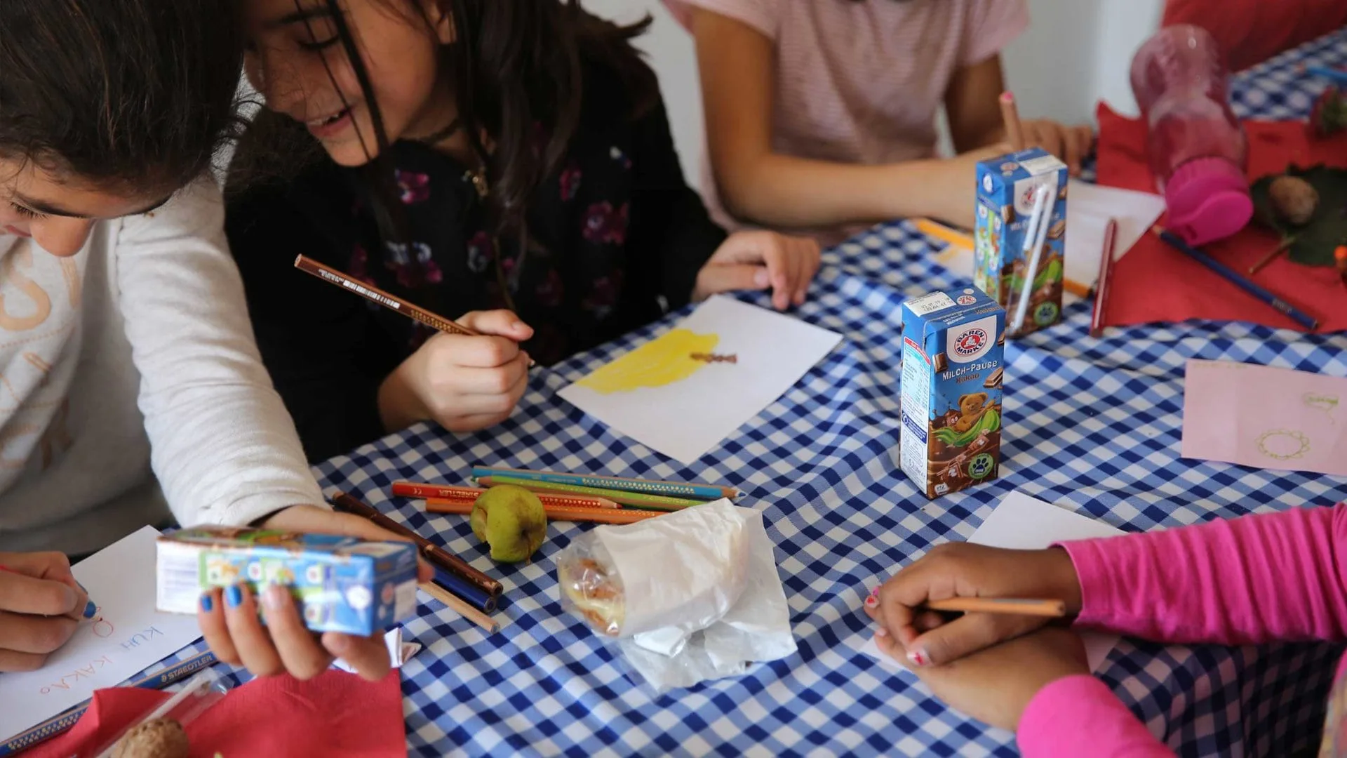 Aktion Mahlzeit auf dem Milchhof. Die Kinder dürfen ihre eigene Milchverpackung gestalten. und sind super kreativ unterwegs.