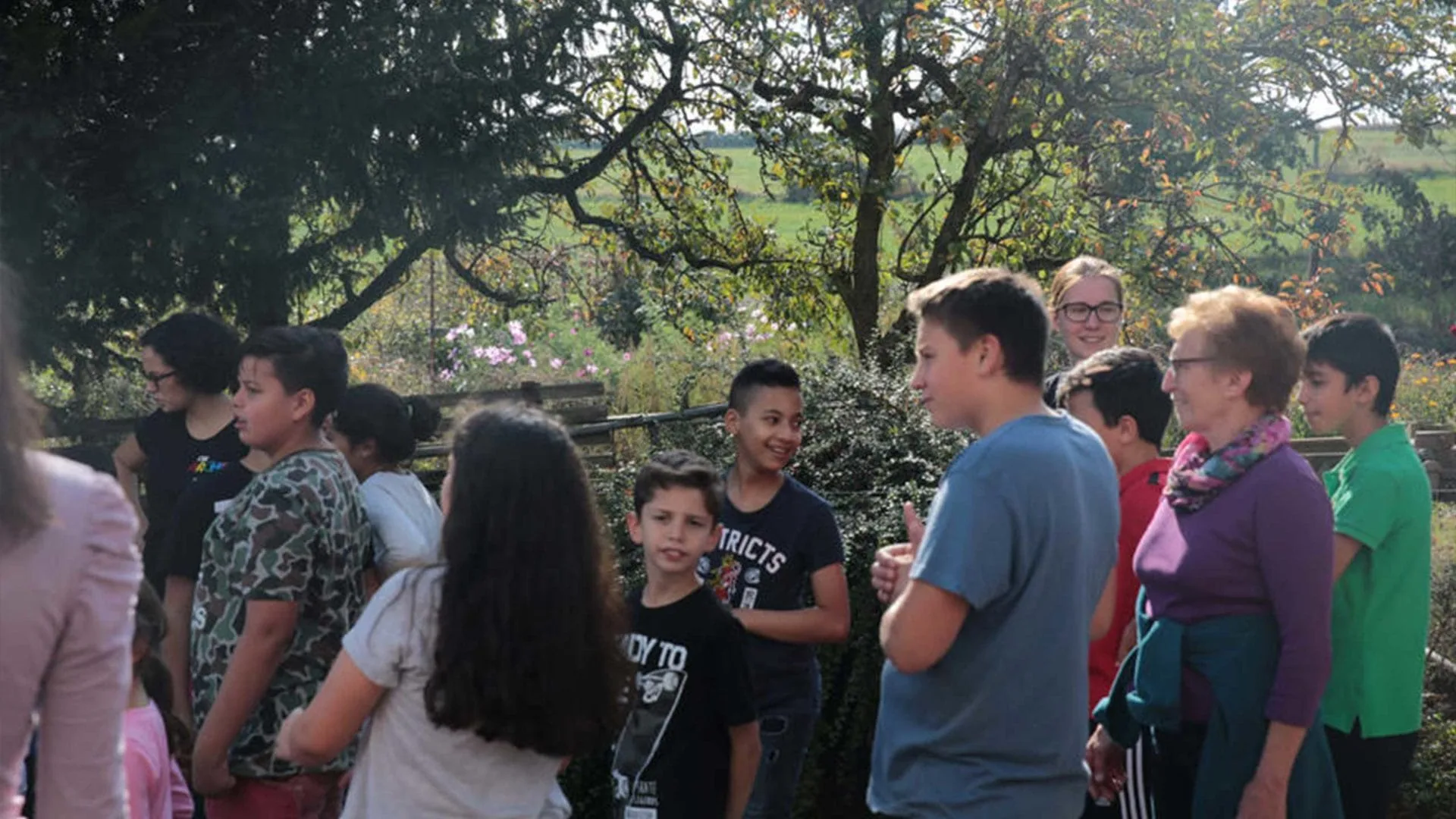 Aktion Mahlzeit auf dem Milchhof. Die Kinder bekommen eine Führung über den Milchhof.