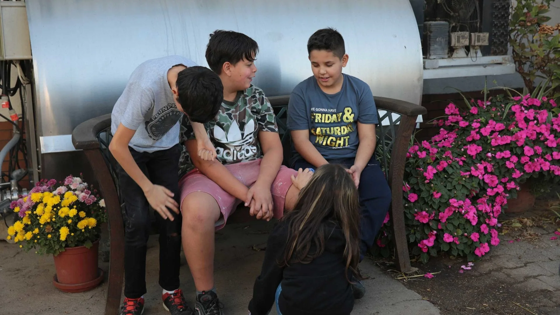 Die Kinder machen einen kleine Pause.