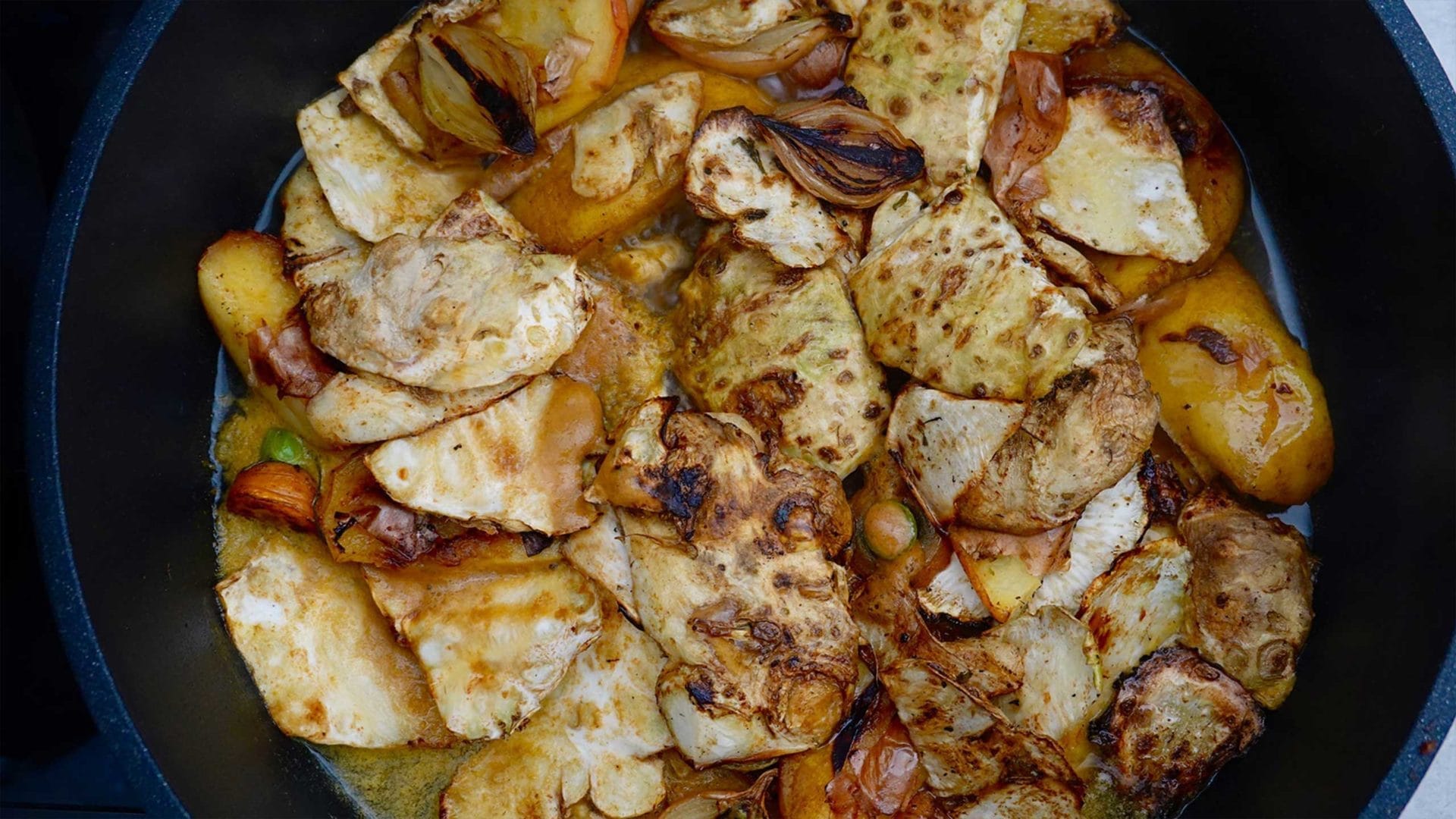 Big Äppler - Roasted root vegetables in a pot