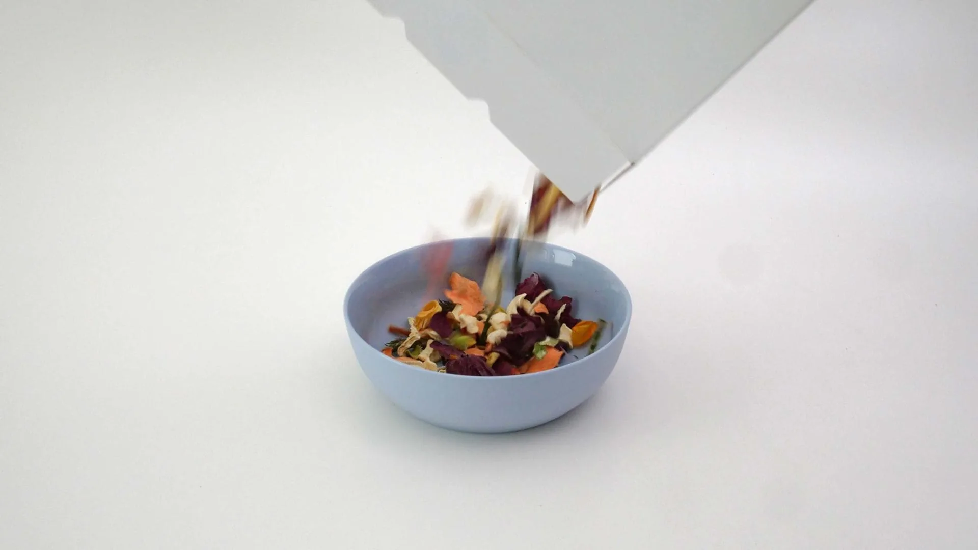 Gemüse Müsli - Die Gemüsli-Flakes vom Milk. Food Lab werden in eine Schüssel gegeben.