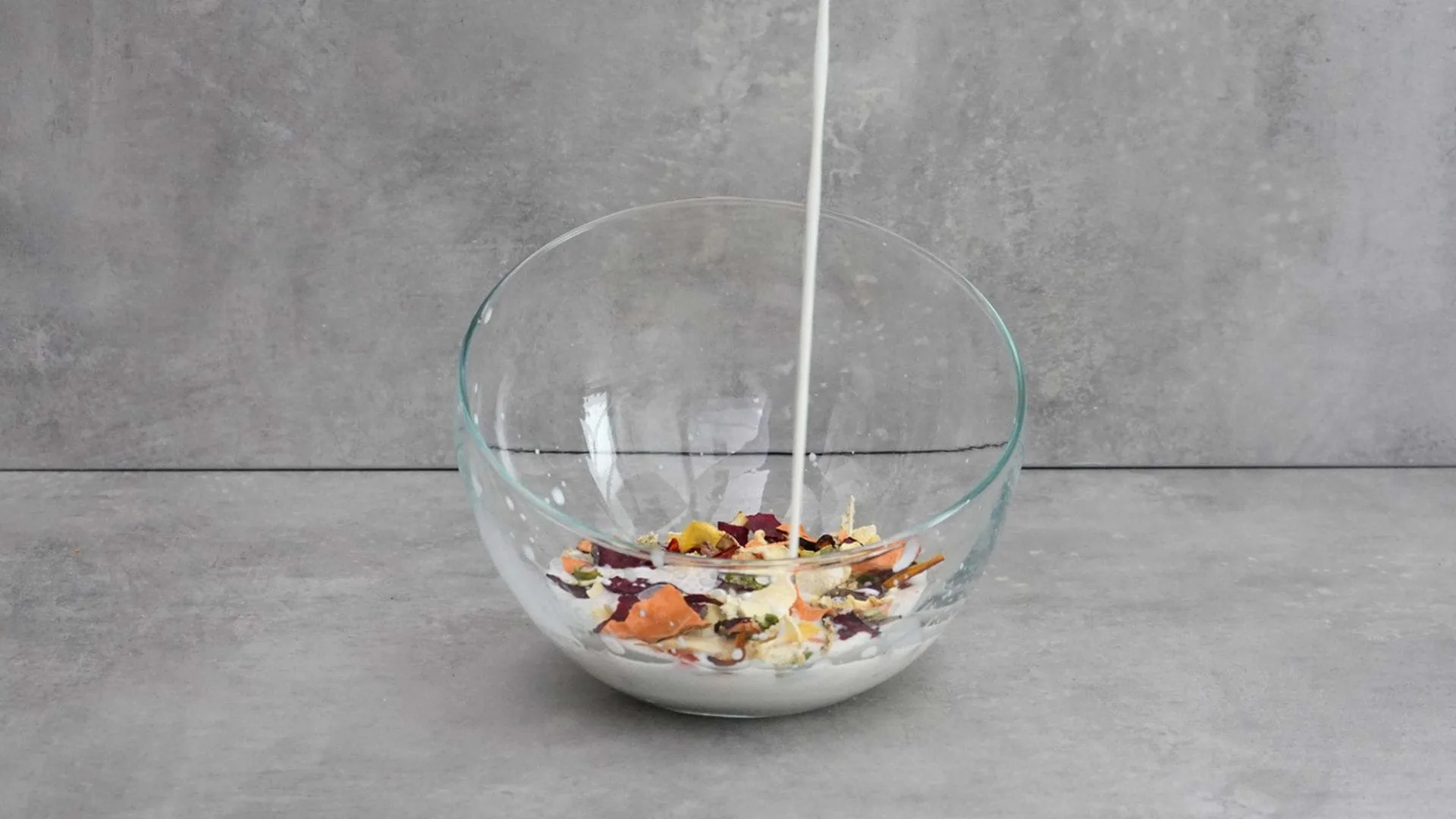Gemüse Müsli - Zubereitungsvorschlag unserer Flakes mit Milch.