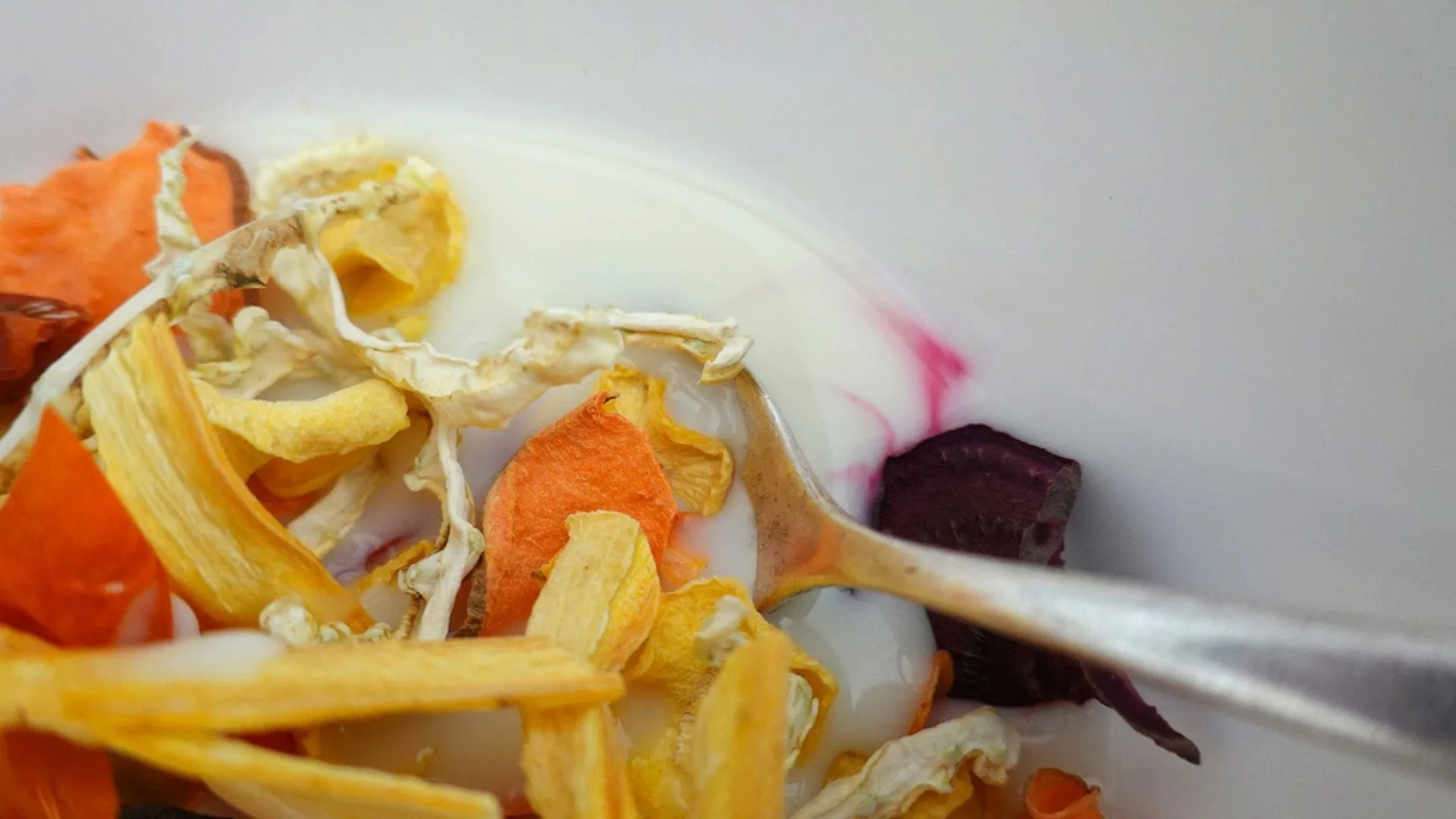 Gemüse Müsli - Unsere Gemüse – „Corn-Flakes“ werden ohne extra Zucker hergestellt, die natürliche Süße, Säure und Bitterkeit der Gemüsesorten stehen dann im Vordergrund.