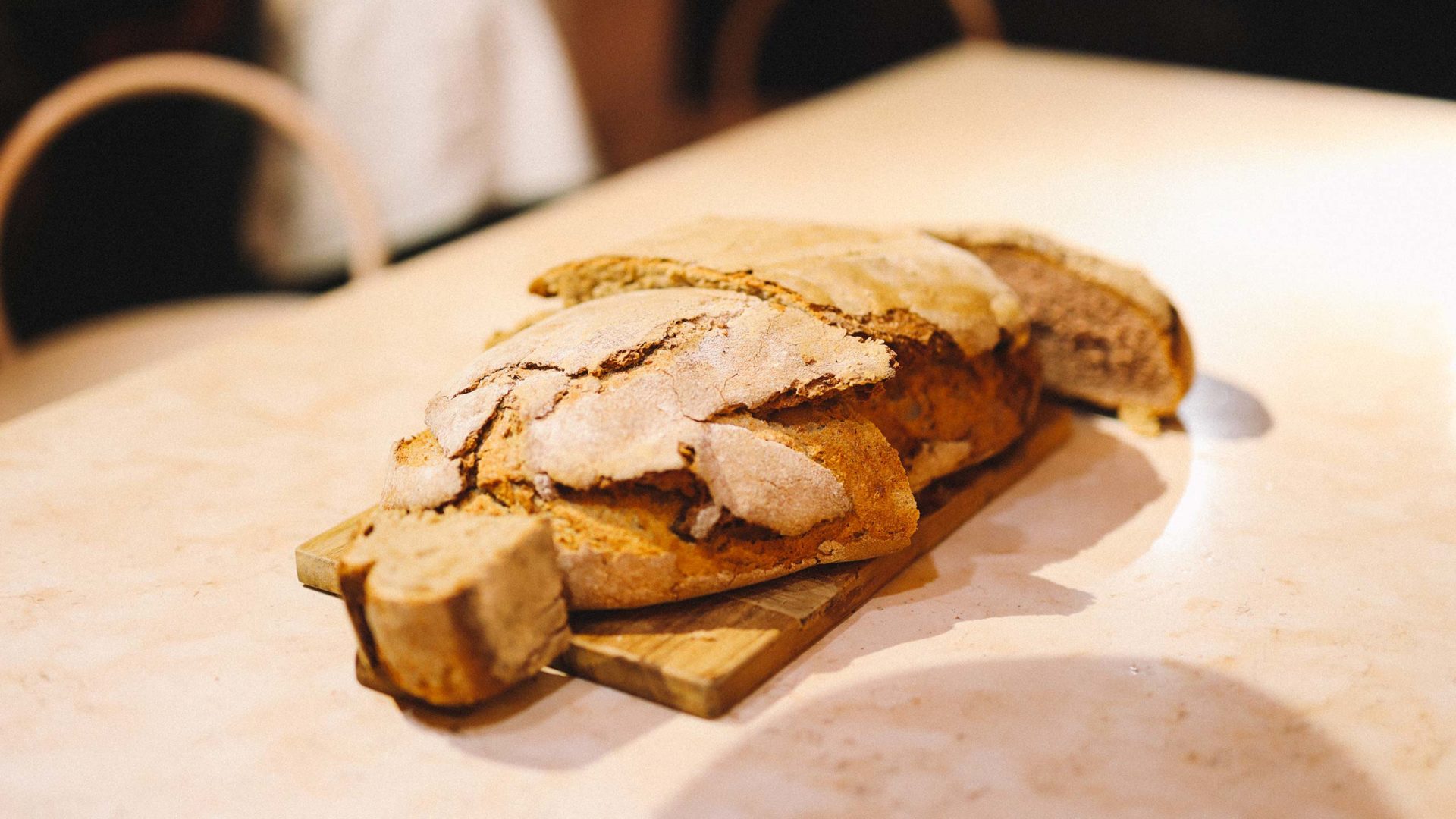 Rotkohl - Aufgeschnittenes Brot auf Holzbrett