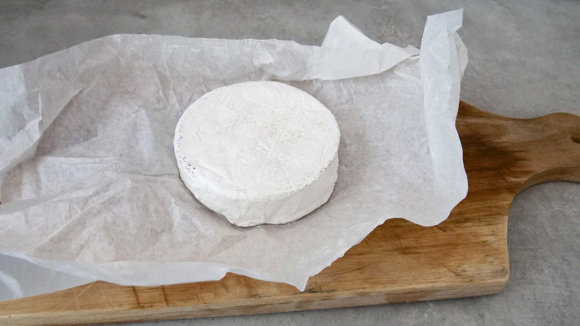 Fertig gereifter Käse auf Papierverpackung