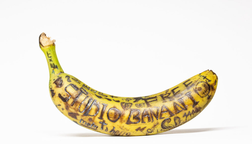 Tattoowierte Banane. Unterschiedliche Symbole. Unteranderem tattoowiert mit dem Wort "Studio Banani"