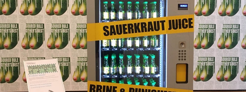 Der Sauerkrautsaft Automat von Slavs and Tatars