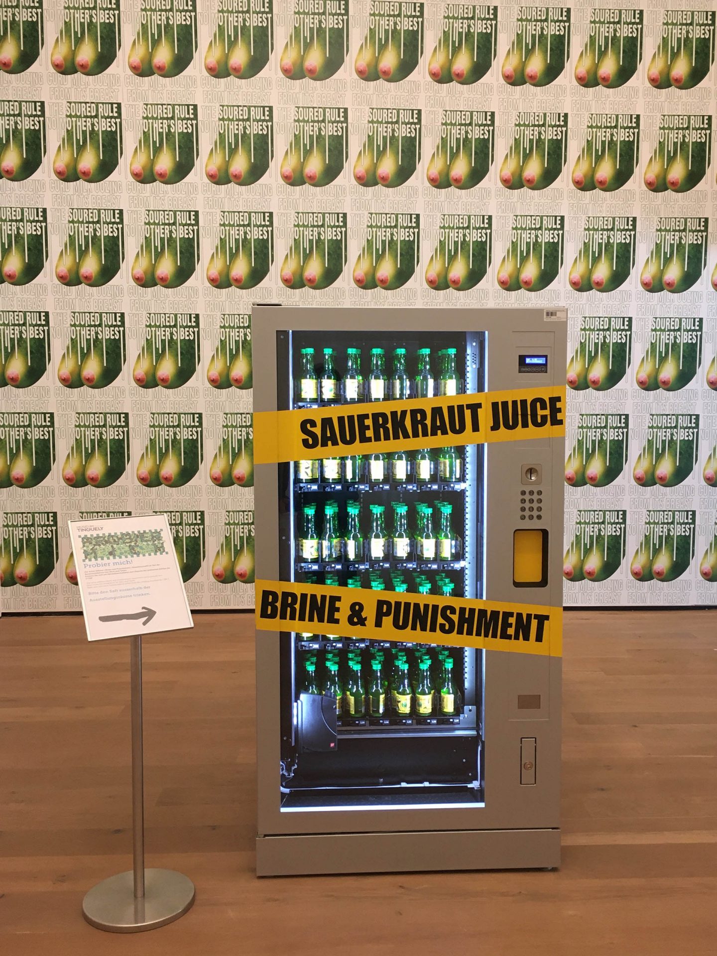 Kunst und Verpackung: Der Sauerkrautsaft Automat von Slavs and Tatars