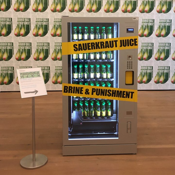 Der Sauerkrautsaft Automat von Slavs and Tatars