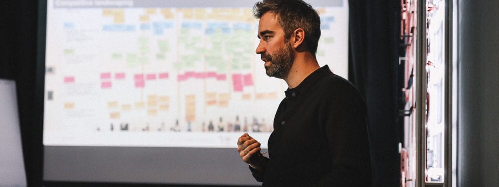 Andreas Milk vor Präsentation Markenstrategie Agentur / Brand Strategy