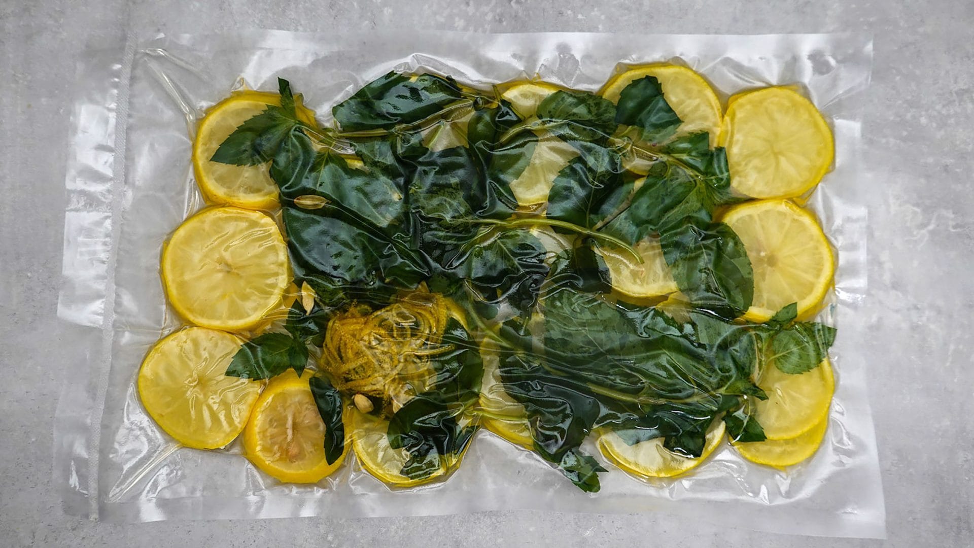 Slices of lemon in mint and caramom. The preliminary stage for the tea bag