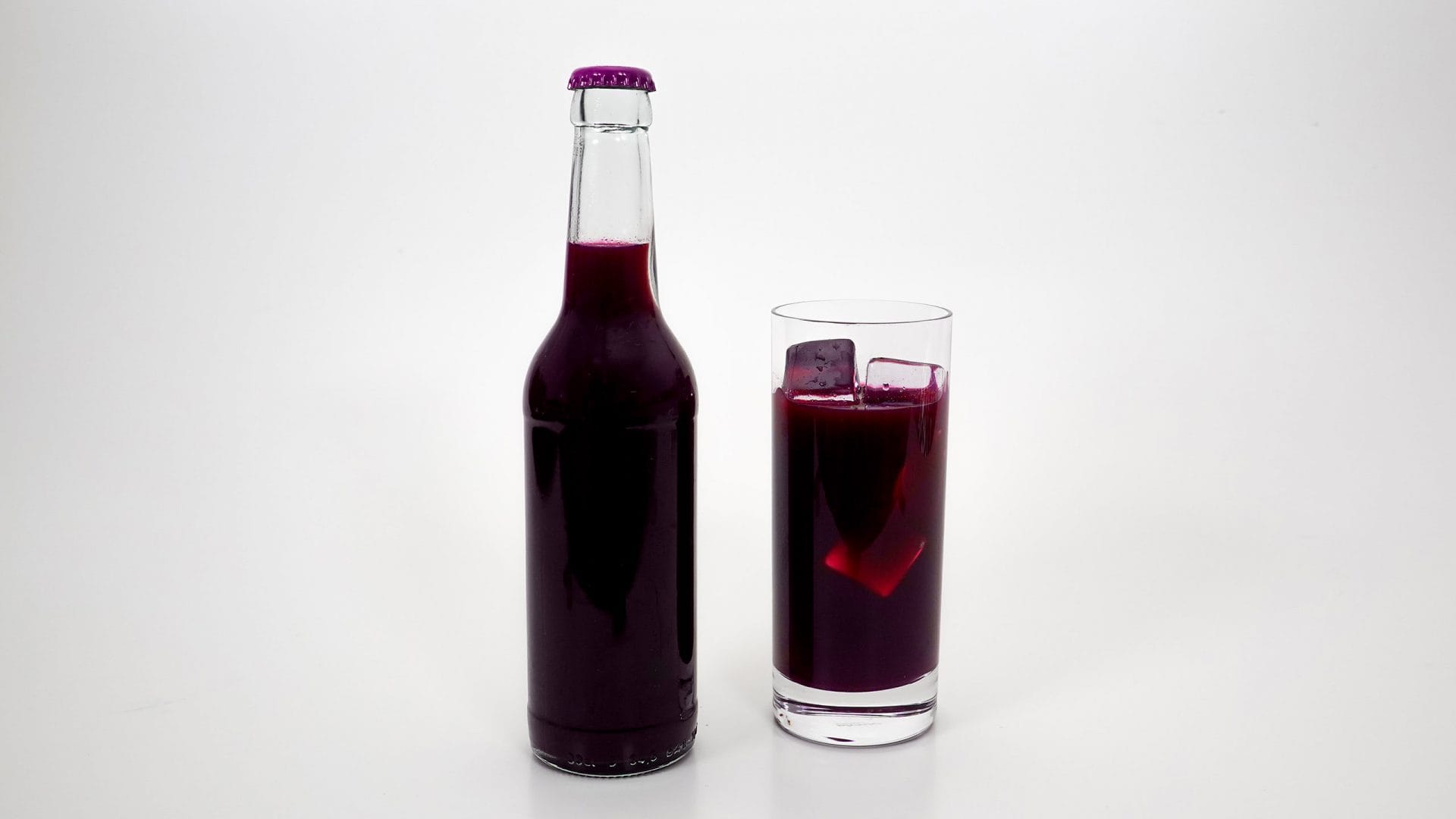 Kohla in Glasflasche und im Glas