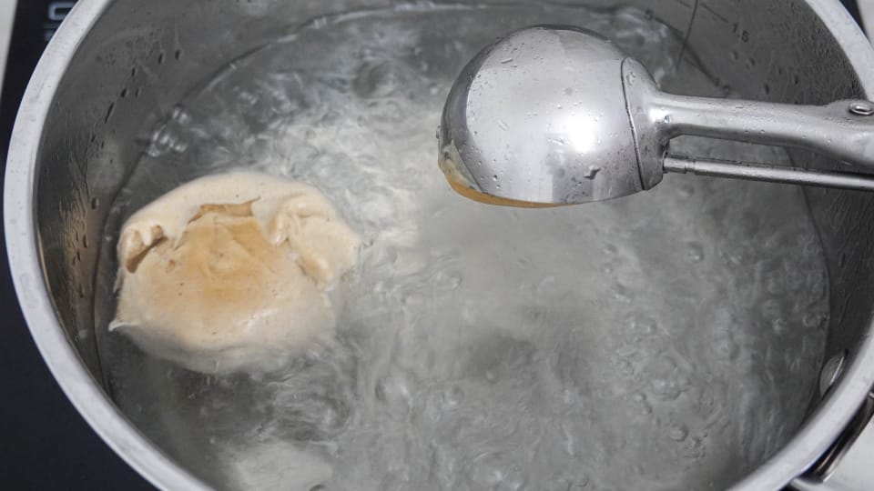 Eiskugel im heißen Wasser