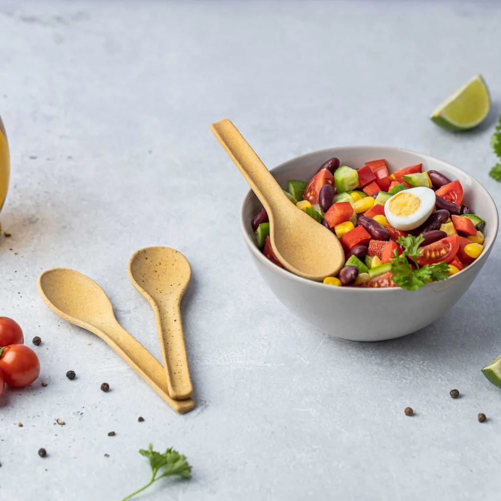 Essbare Löffel von Kulero aus Getreidemehlen und Gewürzen.