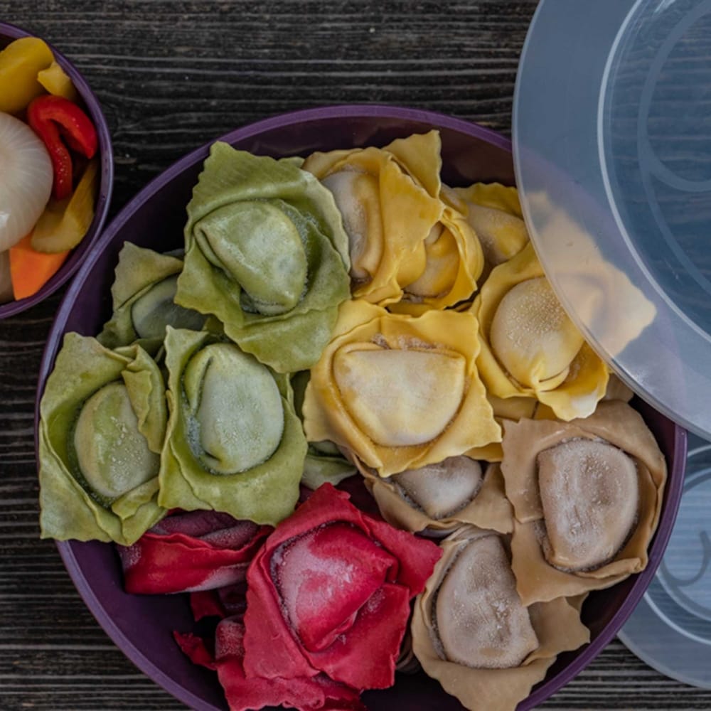 In der wiederverwendbaren reCIRCLE BOX werden bunte Nudeln und Gemüse aufbewahrt.