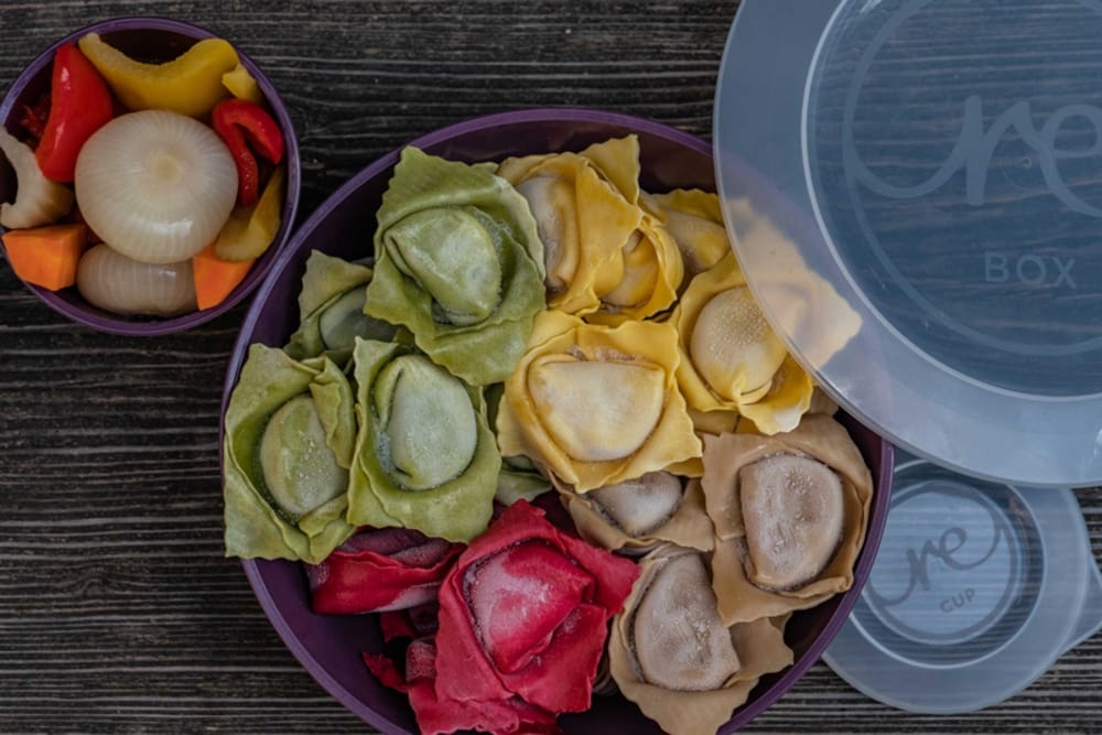 In der wiederverwendbaren reCIRCLE BOX werden bunte Nudeln und Gemüse aufbewahrt.