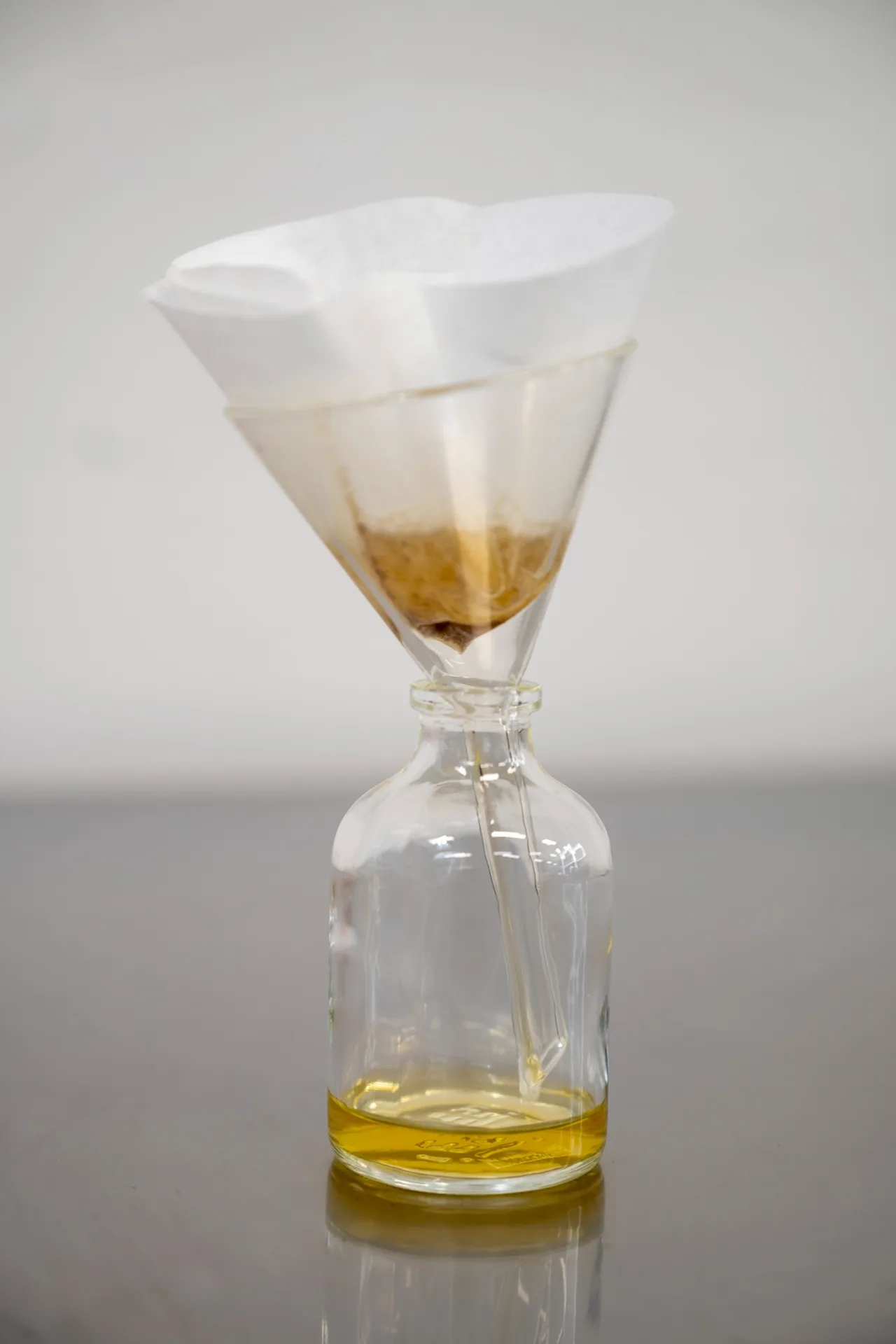 Der Duft wird in flüssiger Form in die Flasche gebracht