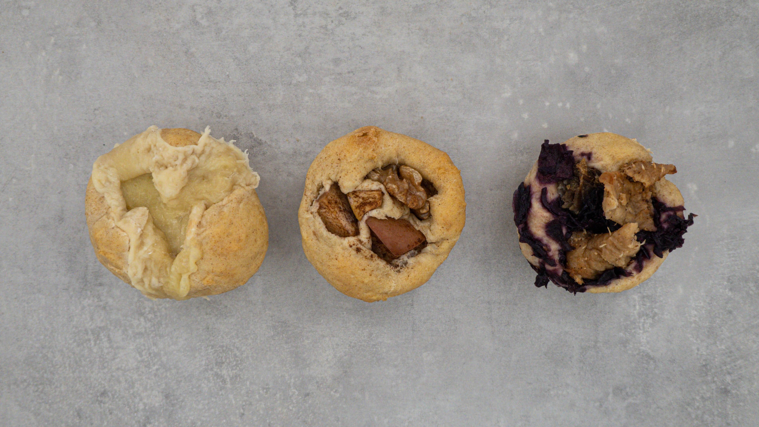 Drei Brioche Cupcakes von oben: Käse. Apfel-Walnuss und Ente-Rotkohl